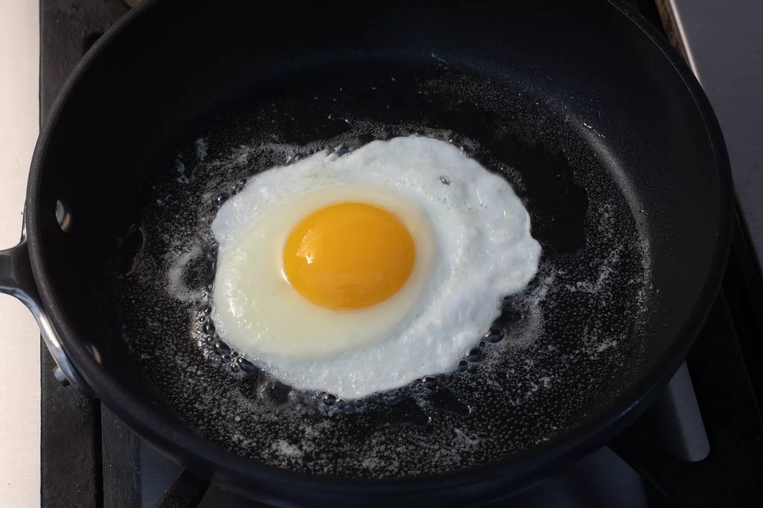Ovo cozinhando na frigideira