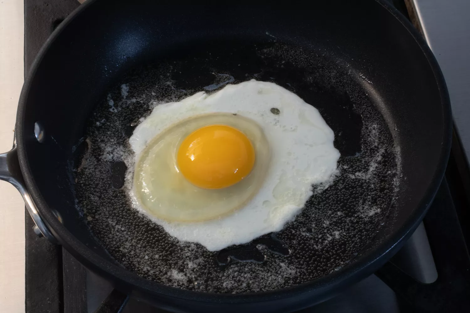 Ovo cozinhando na frigideira