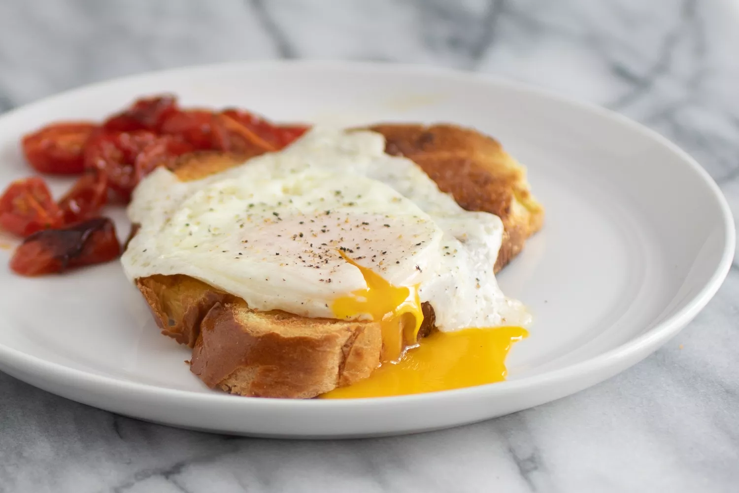 Ovo ao ponto em uma fatia de torrada