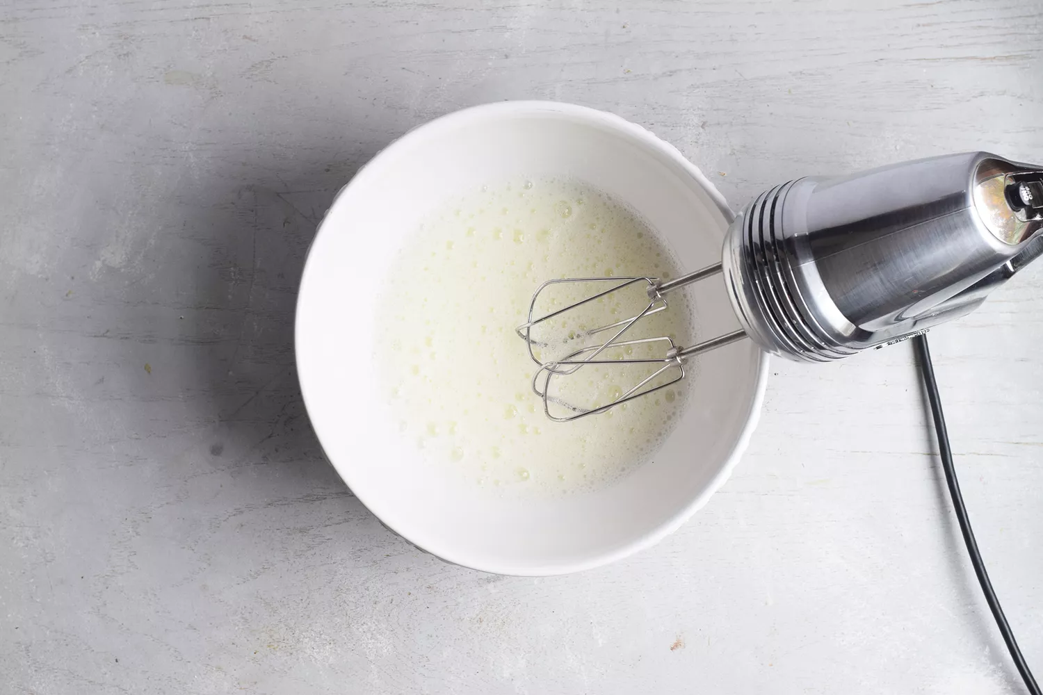Claras de ovo batidas em uma tigela