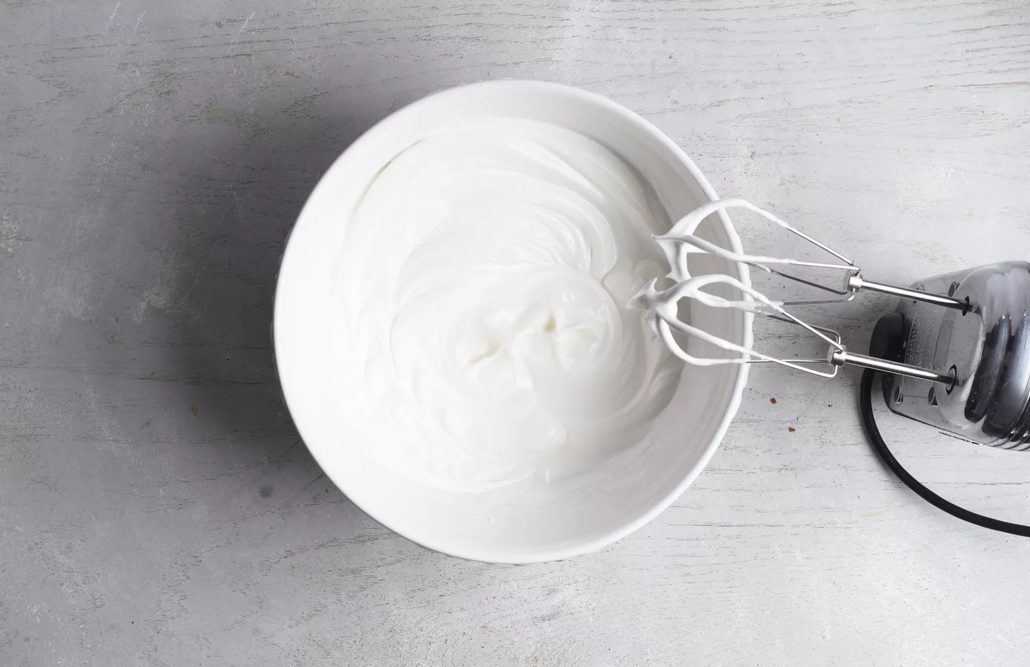 Claras de ovo batidas em picos firmes