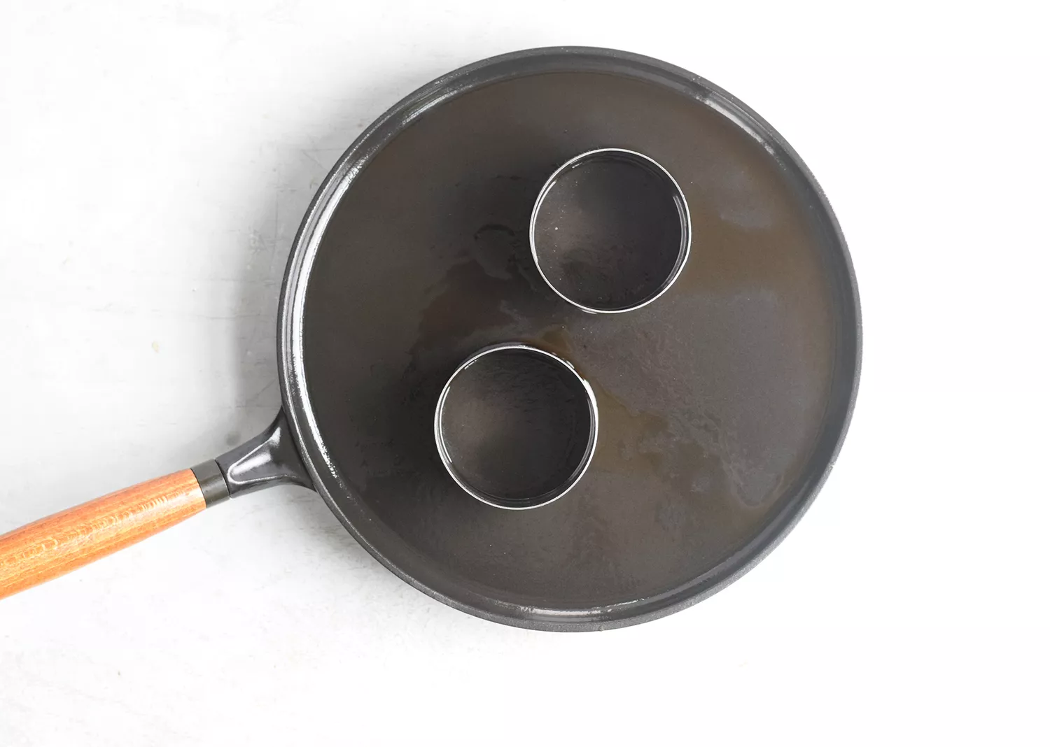 Frigideira com moldes para pastel