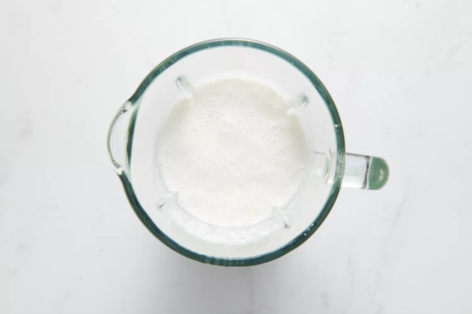 Um liquidificador com arroz Sona Masuri batido