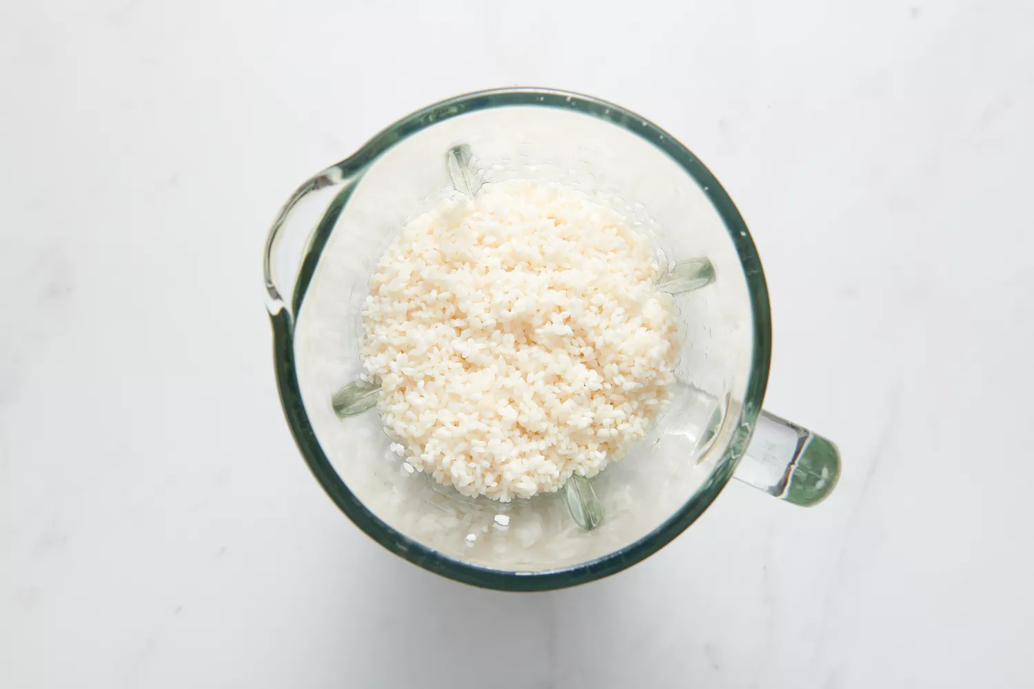 Um liquidificador com arroz Sona Masuri enxaguado