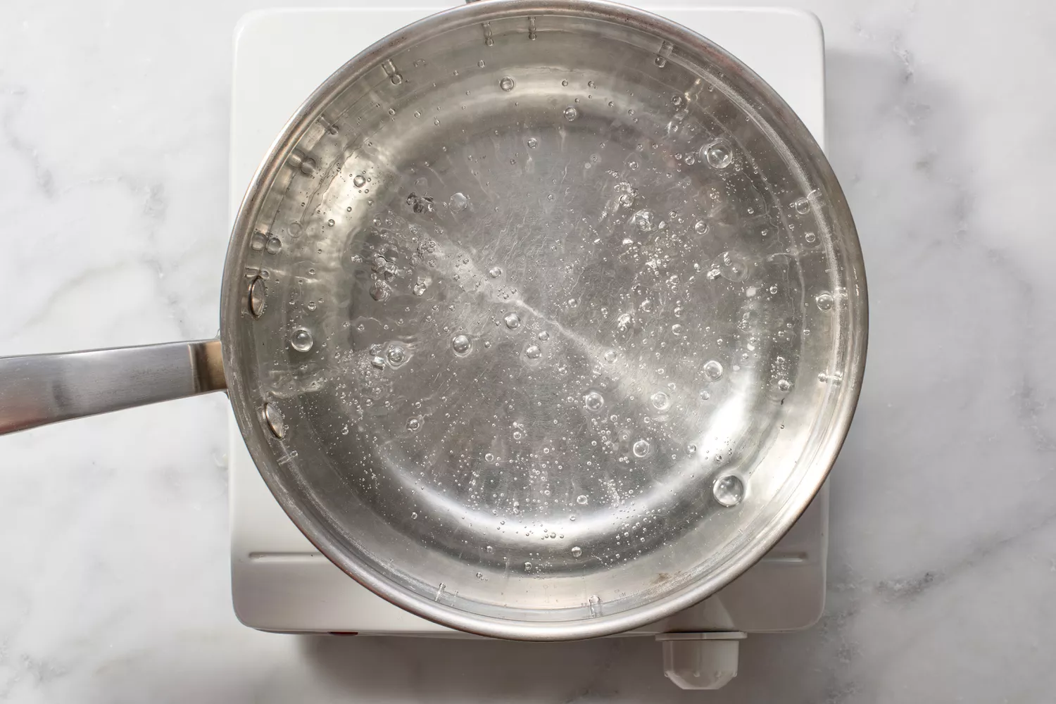 Mistura de água e vinagre fervendo em uma panela