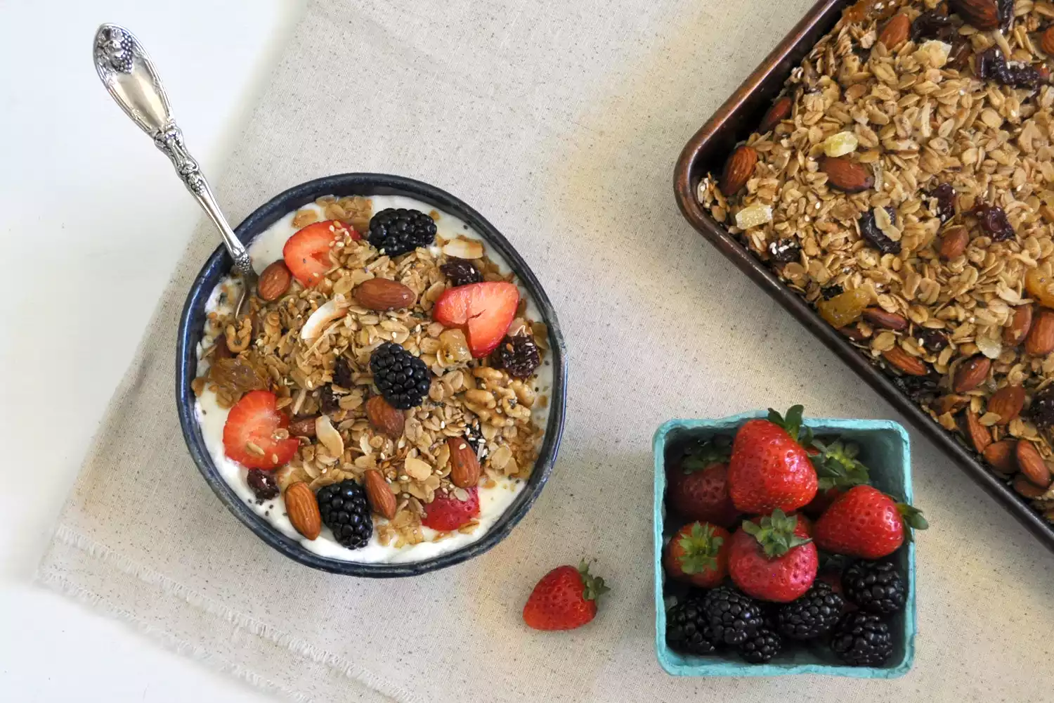 Granola em uma tigela com iogurte e frutas