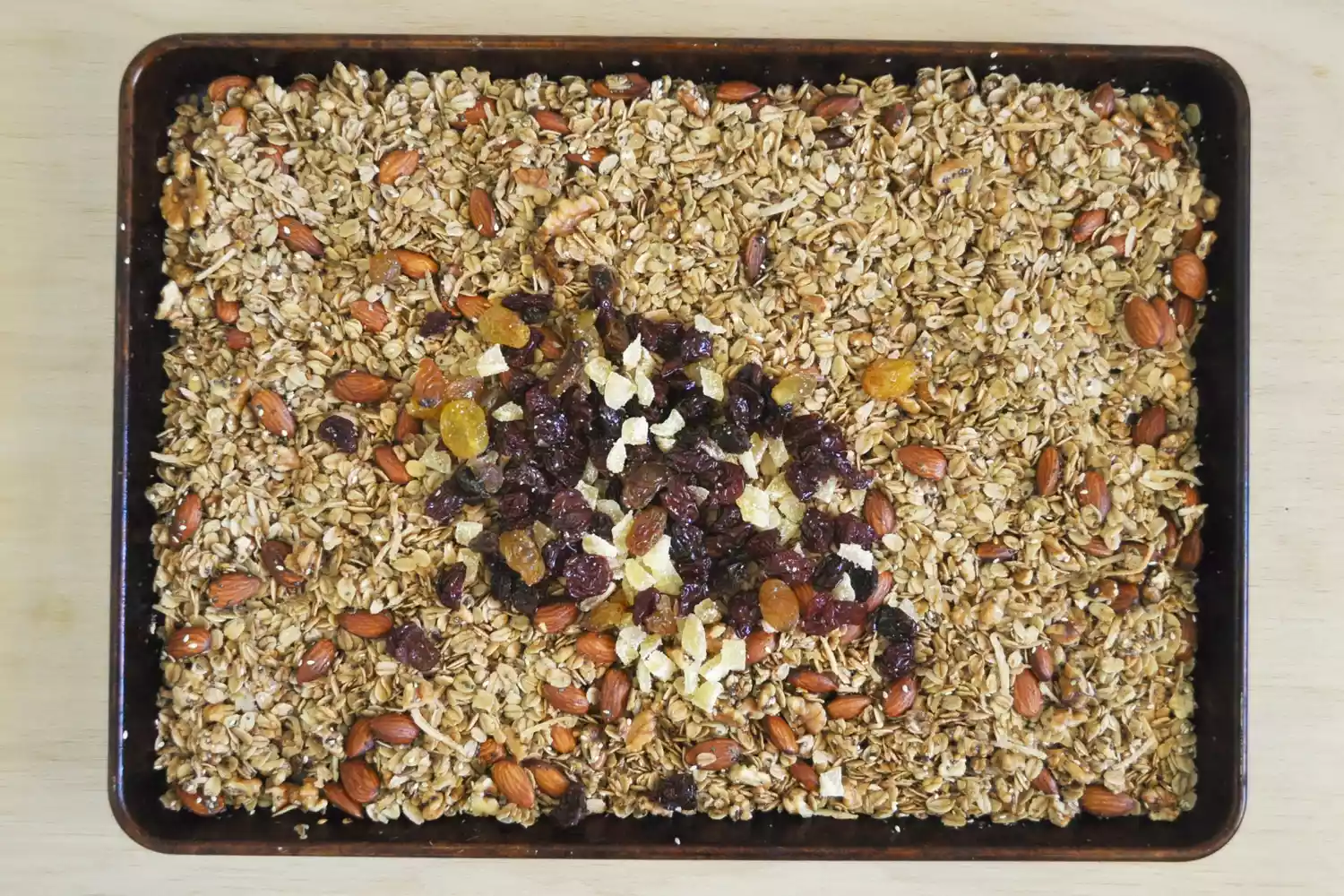Granola em uma panela com frutas secas