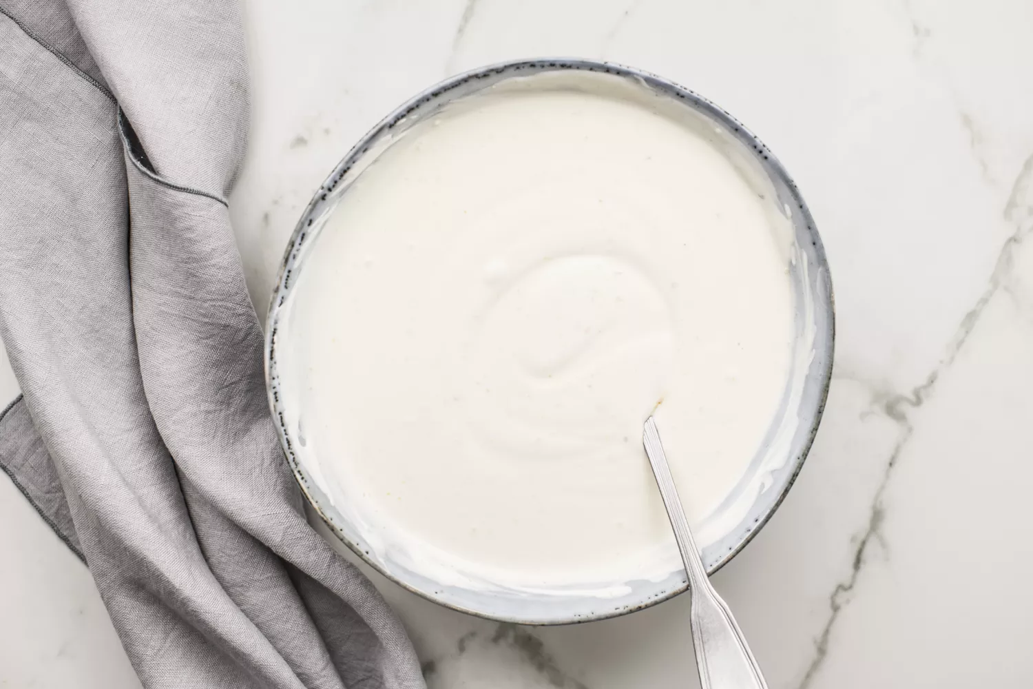 Ingredientes do molho misturados em uma tigela