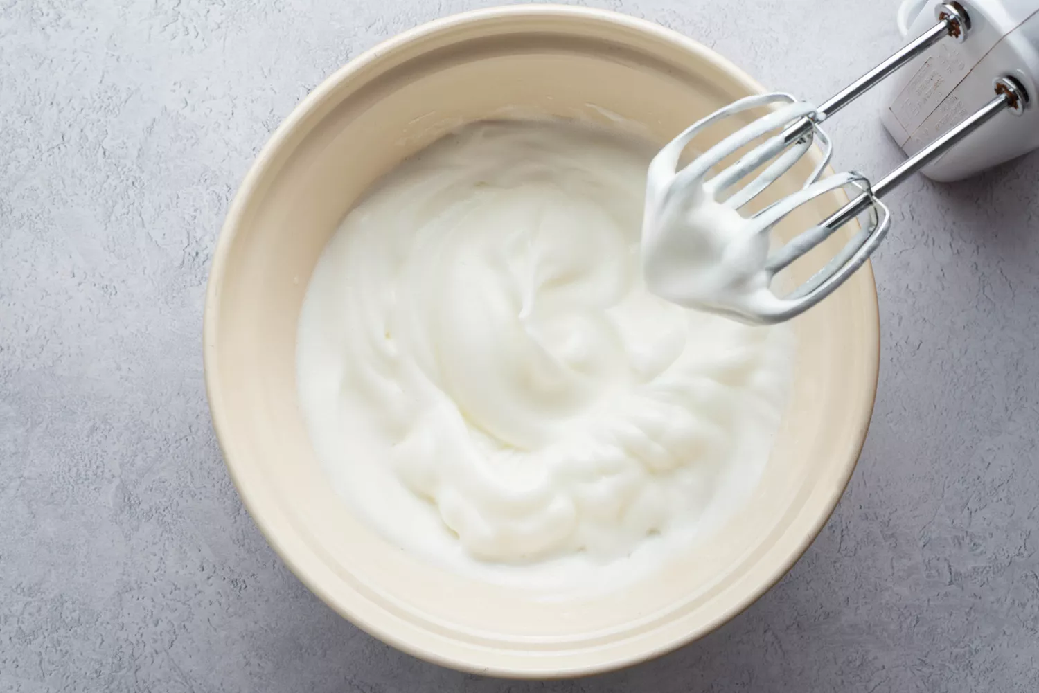 Bata as claras em neve