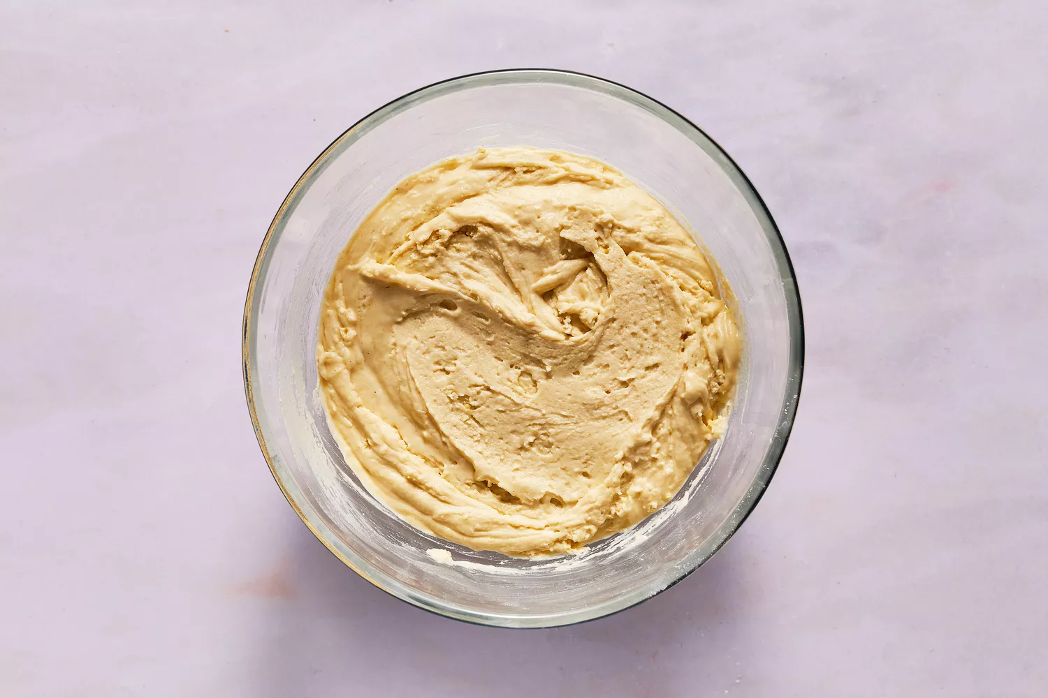 farinha e outros ingredientes adicionados à mistura de fermento e água