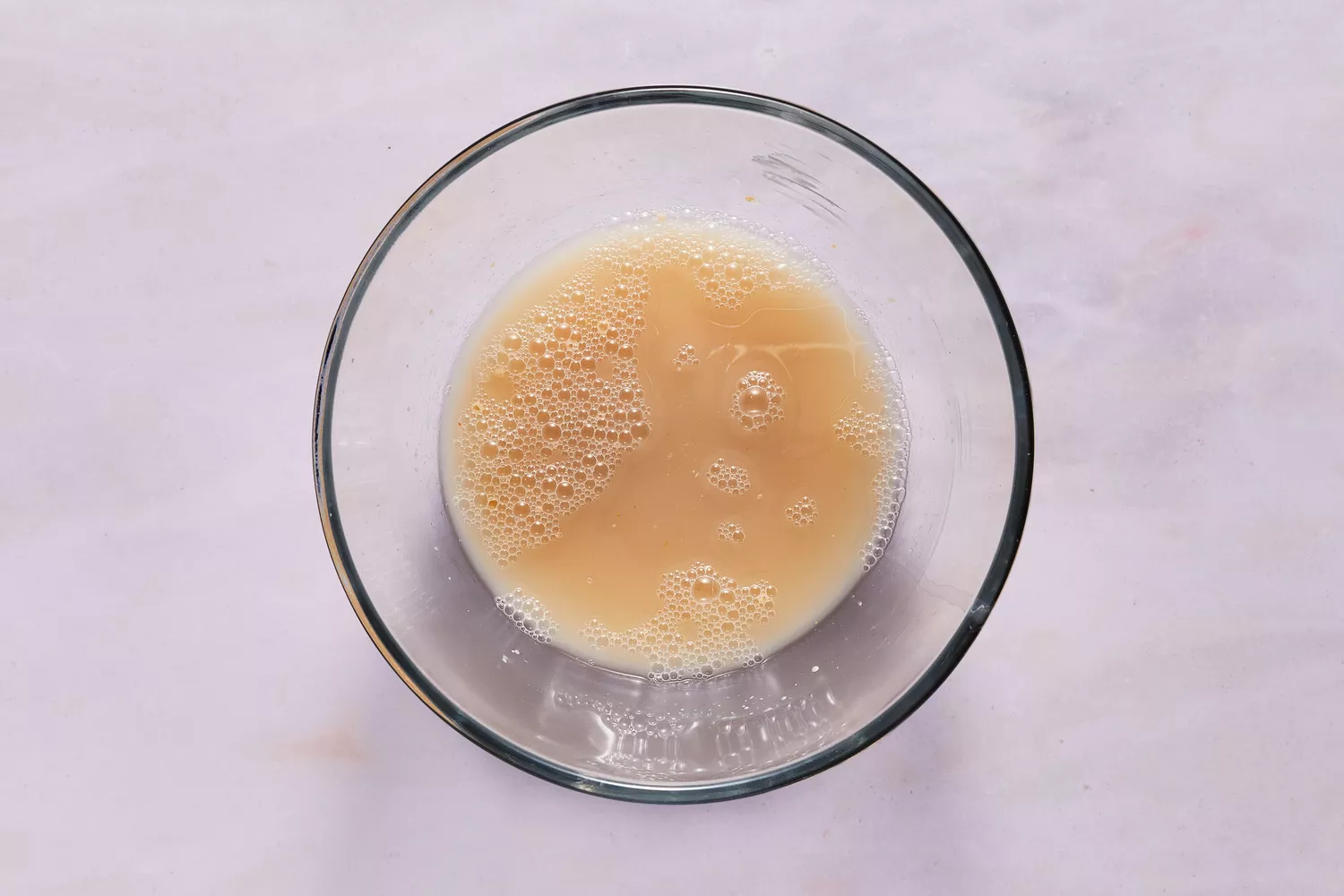 água, açúcar e fermento em uma tigela pequena