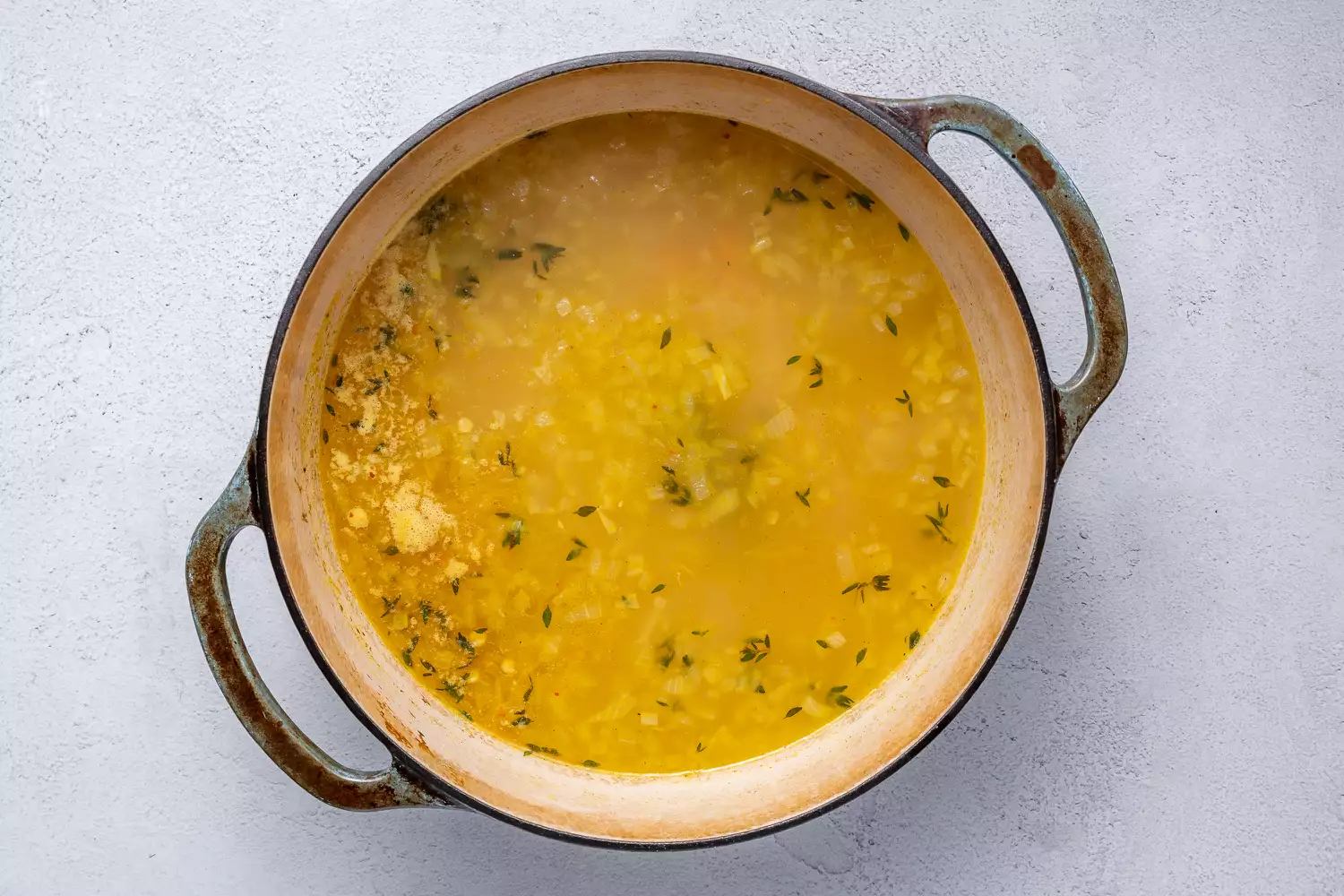 Sopa de macarrão torrado com talos de tomilho removidos