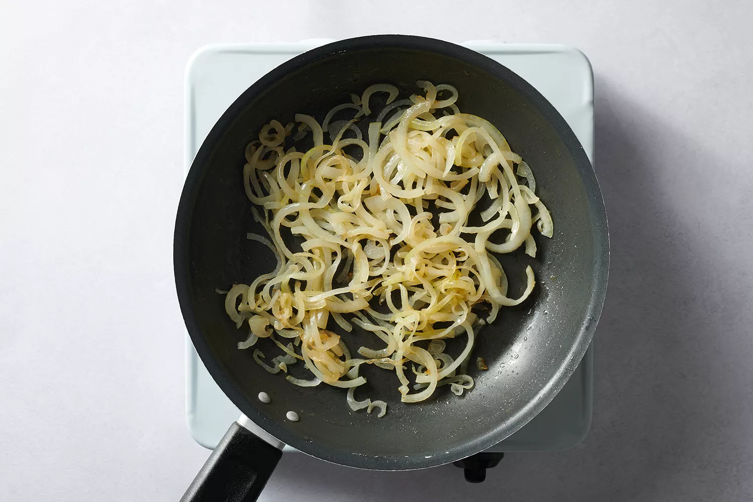 cebola refogando na frigideira