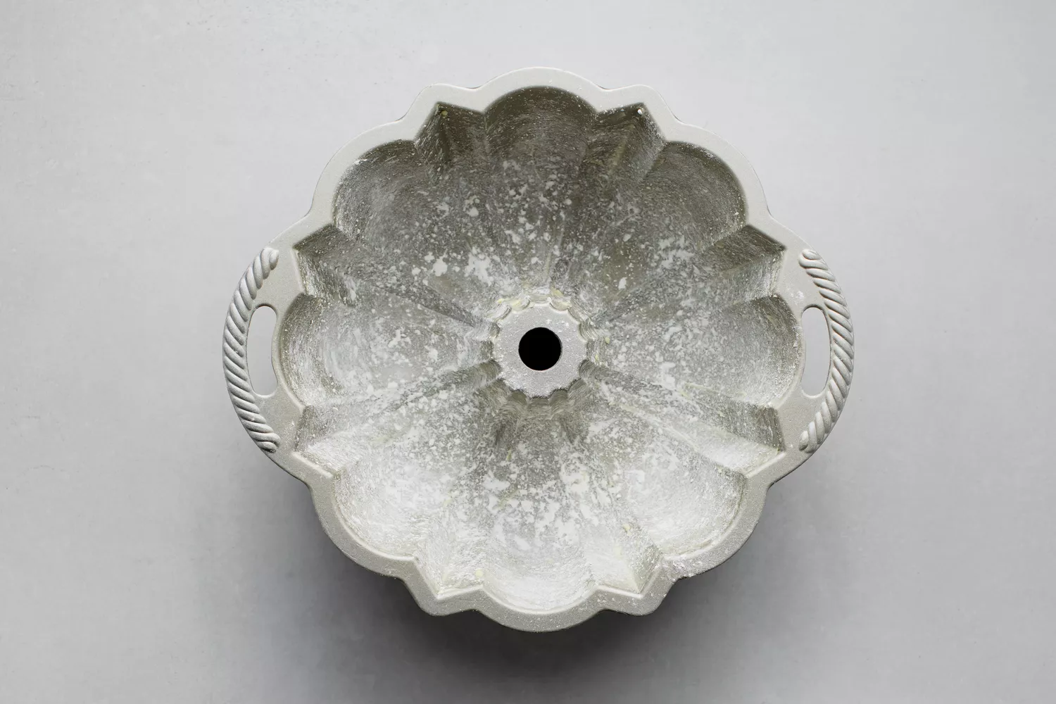 Forma de bundt untada e enfarinhada