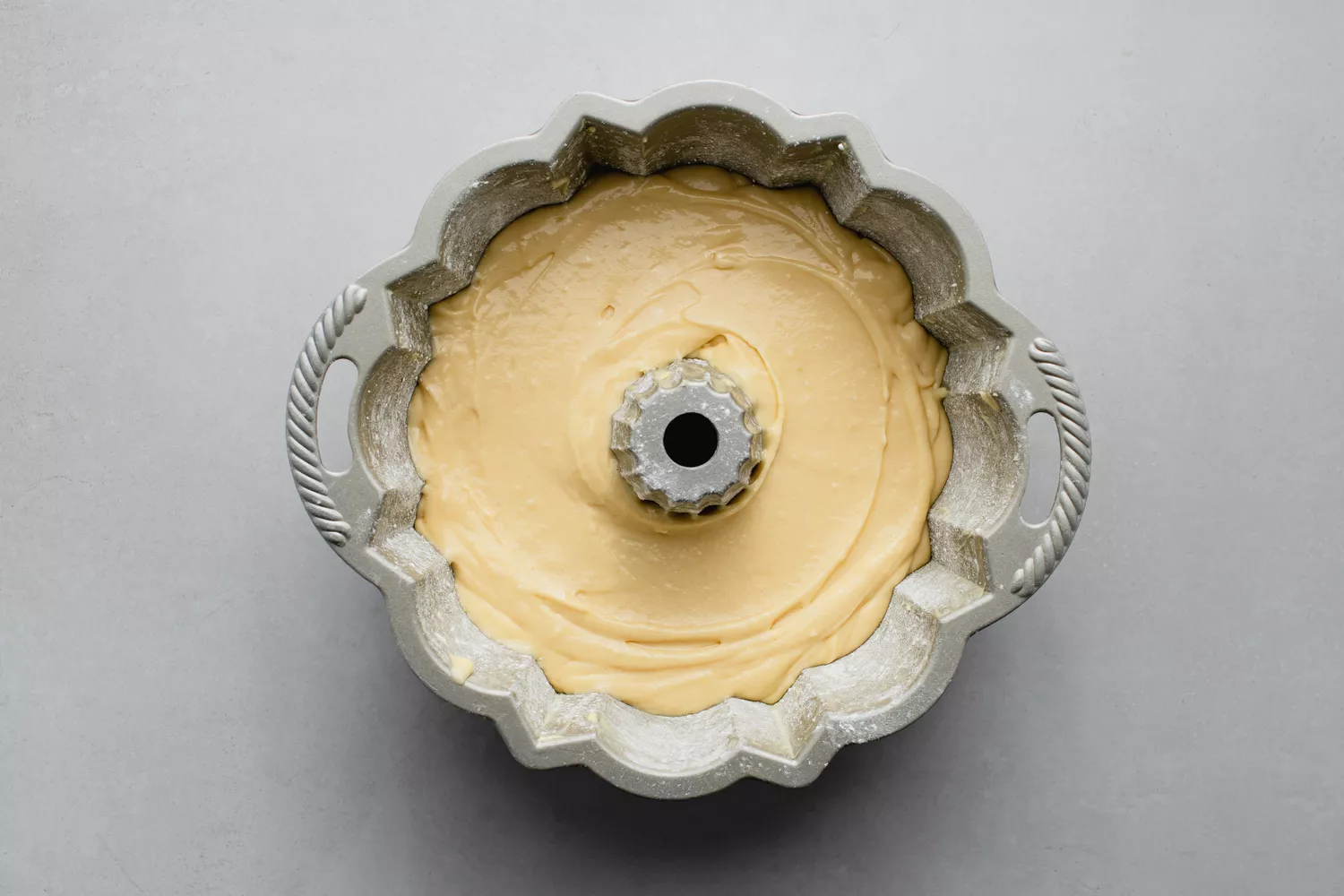 Massa do bolo de manteiga do Kentucky na forma de bundt