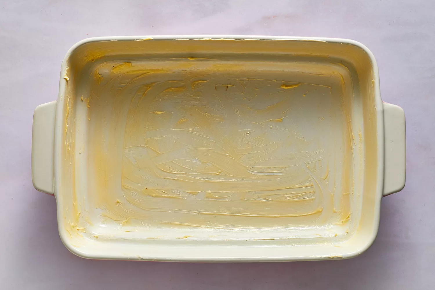 Uma assadeira untada