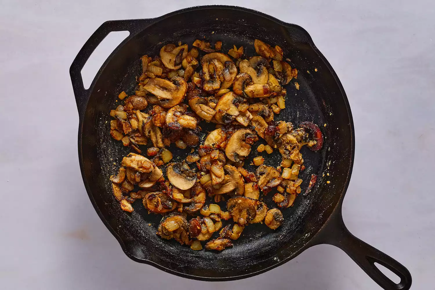 Farinha adicionada à frigideira de cogumelos