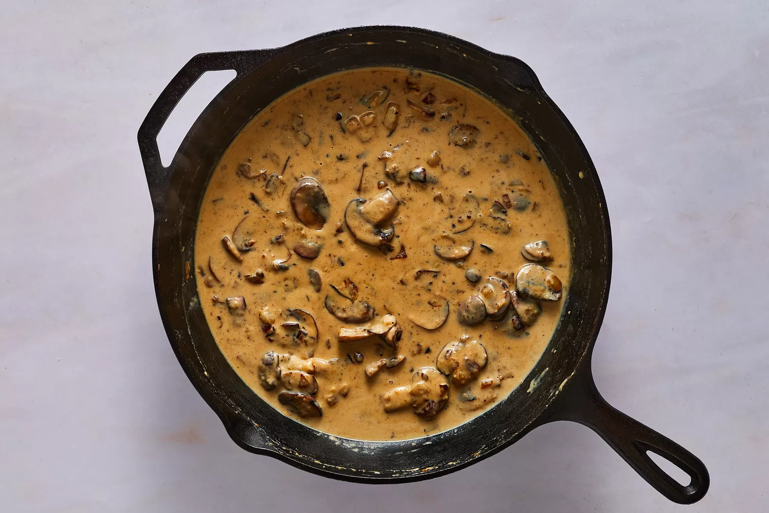 Creme adicionado à mistura de cogumelos e farinha