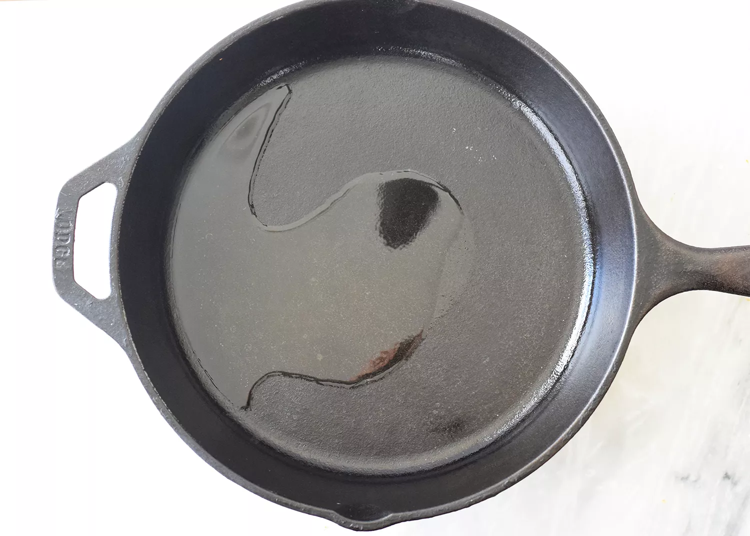 Aquecendo o óleo em uma frigideira