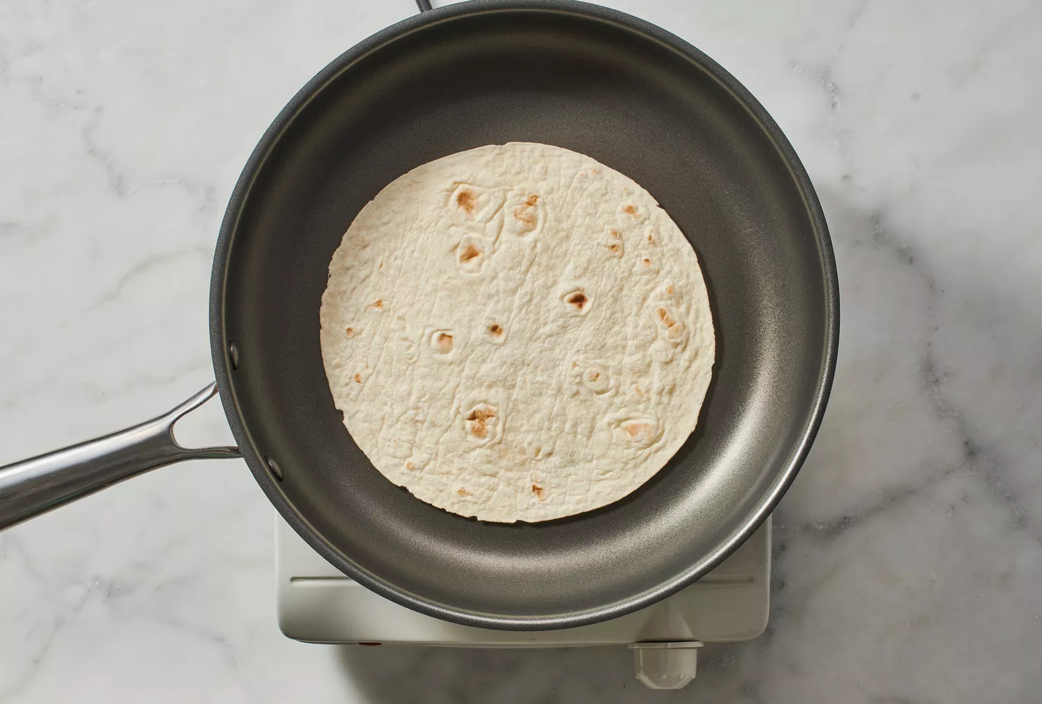 Uma tortilla em uma frigideira