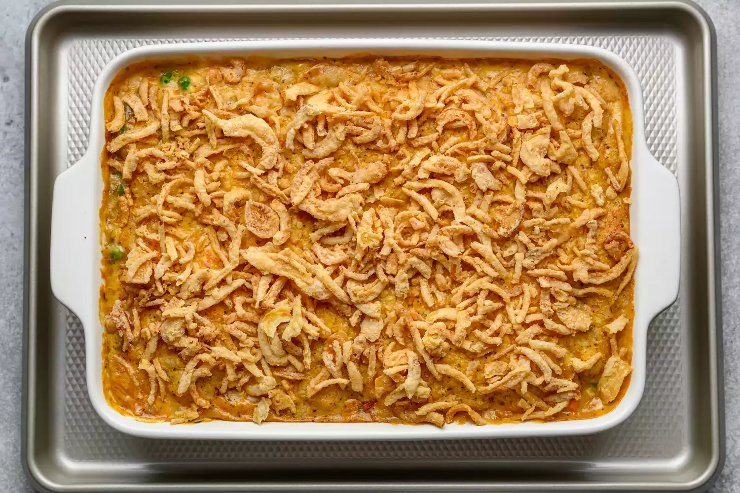 Chicken cobbler coberto com cebolas fritas