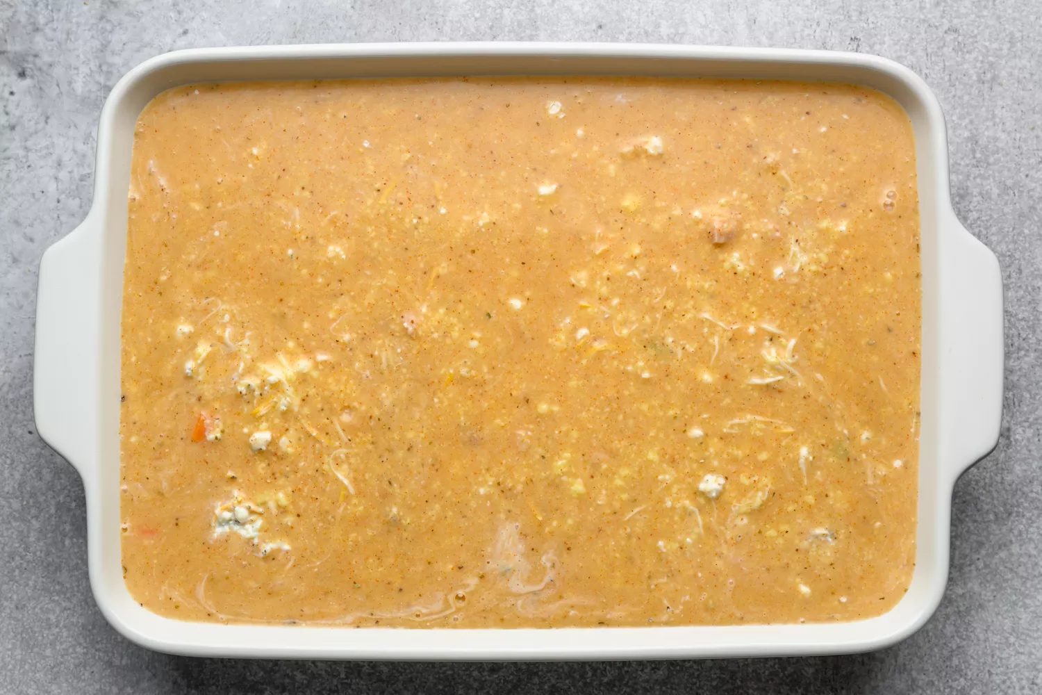 Mistura de creme de frango, caldo de galinha e tempero Old Bay sobre a mistura de biscoito