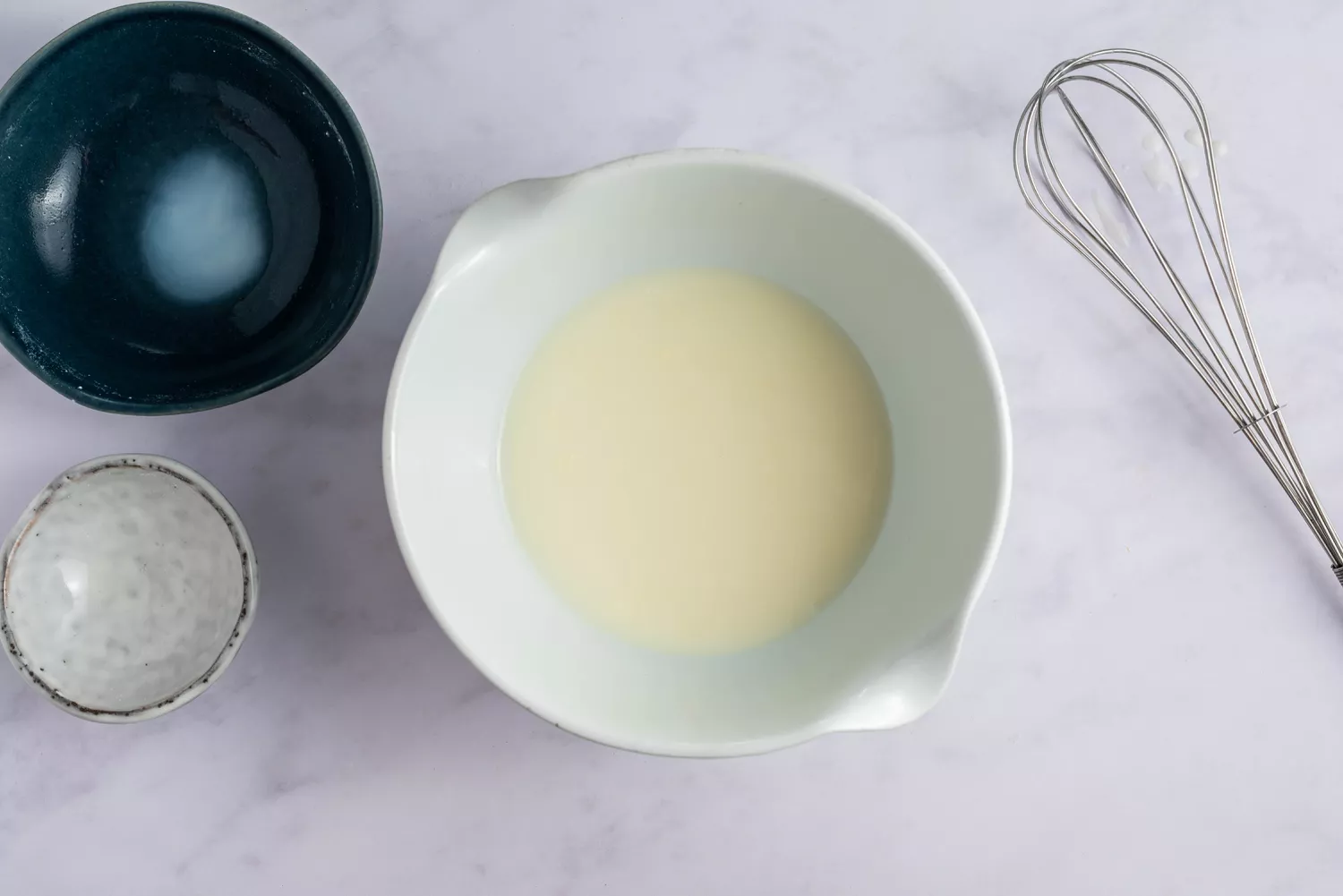 Misture o leite e o açúcar