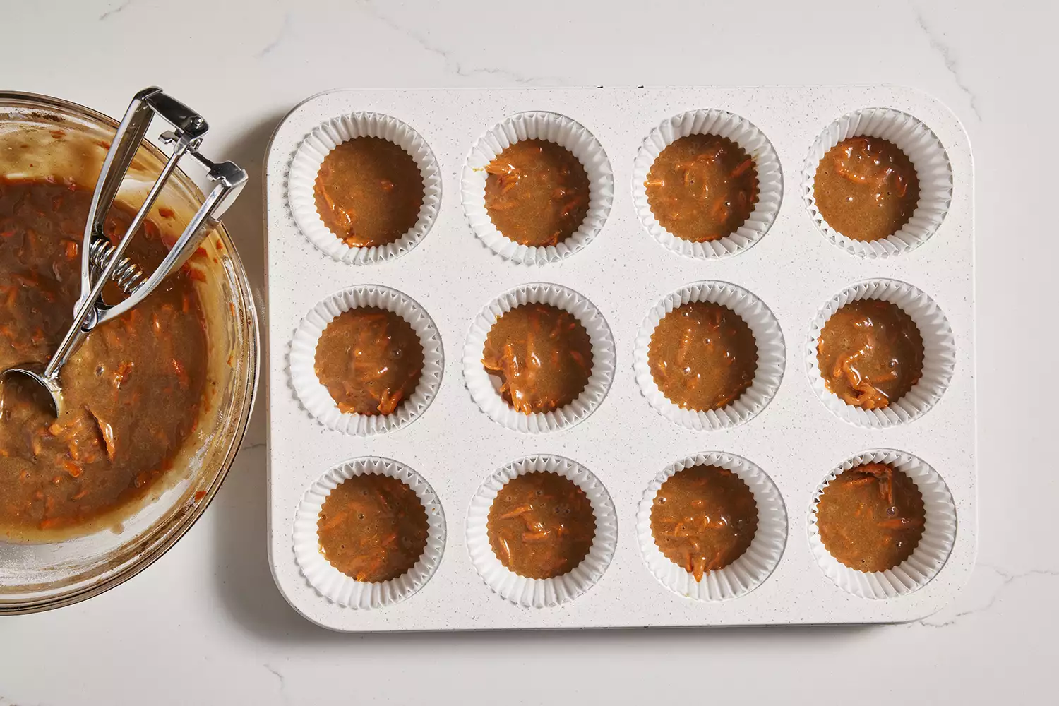 pequena quantidade de massa na forma de muffin