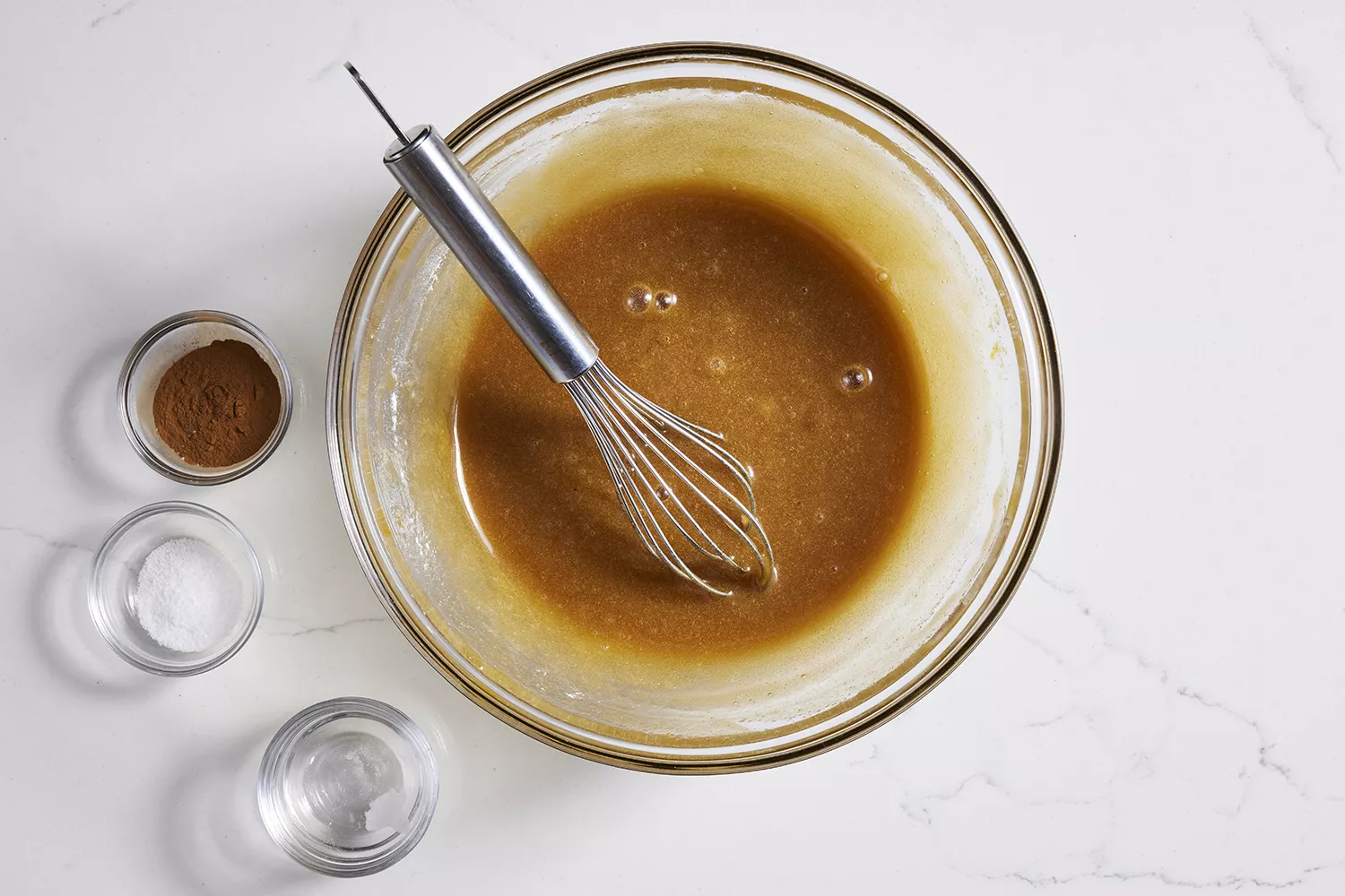 especiarias e fermento adicionados aos ingredientes úmidos