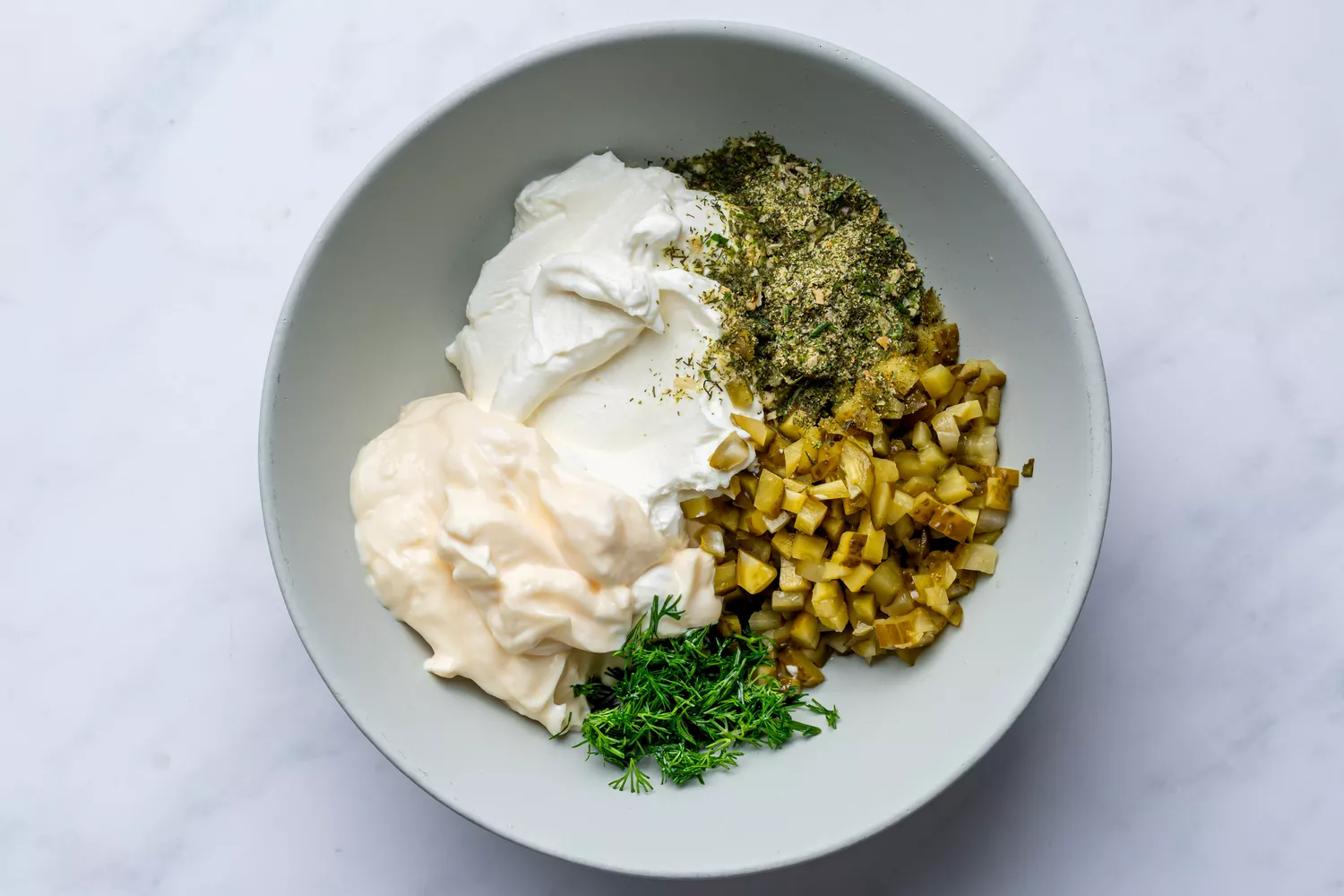 ingredientes para molho de picles de endro em uma tigela