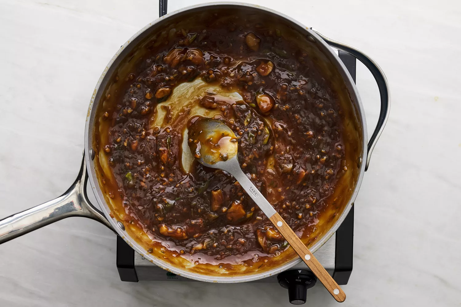 molho shoyu engrossando na panela