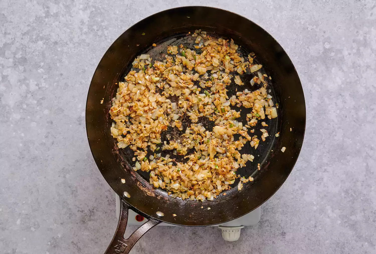 Pasta de gengibre e alho e cebola adicionados à mistura de sementes de mostarda