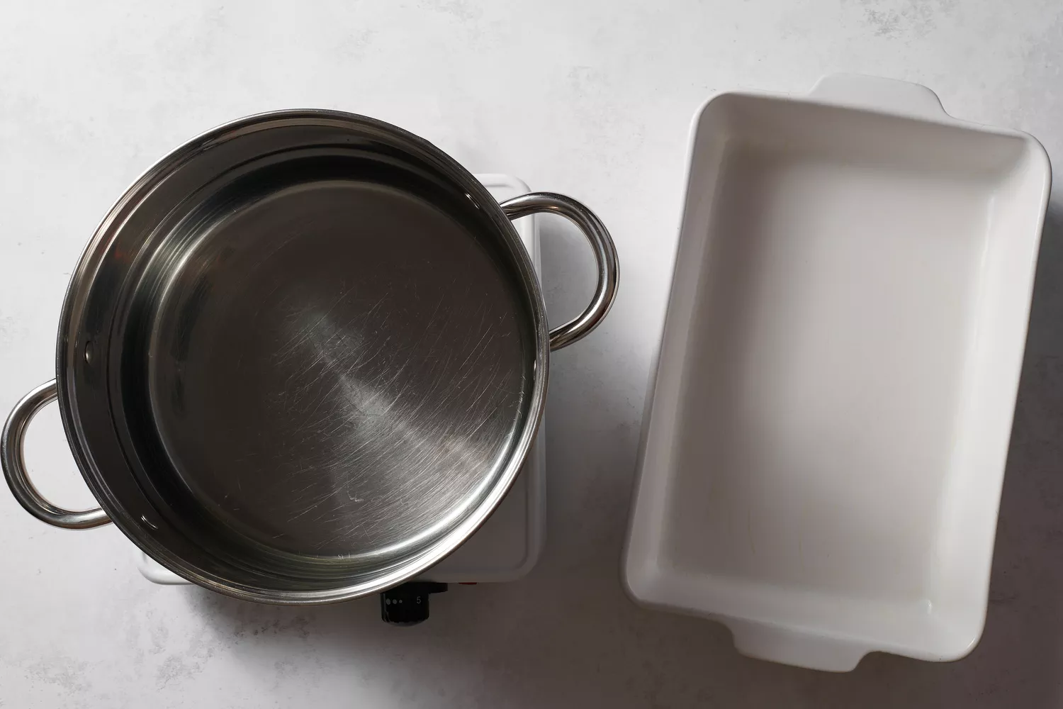 Uma panela de água salgada e uma assadeira de 9 x 13 polegadas untada