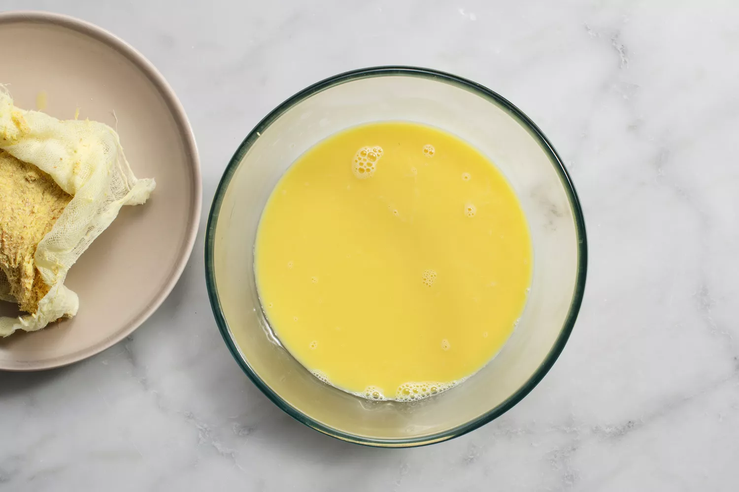 Líquido do shot de gengibre drenado em uma tigela