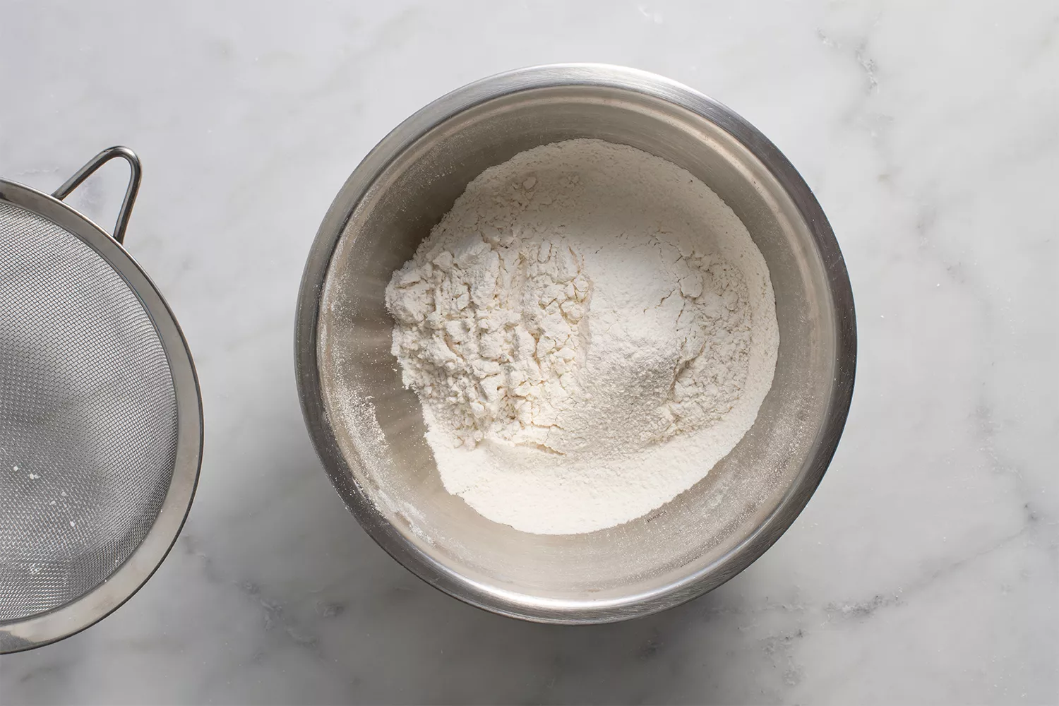 Farinha, bicarbonato de sódio, fermento em pó e sal em uma tigela