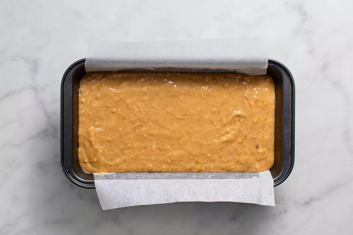 Massa em uma forma revestida com papel manteiga