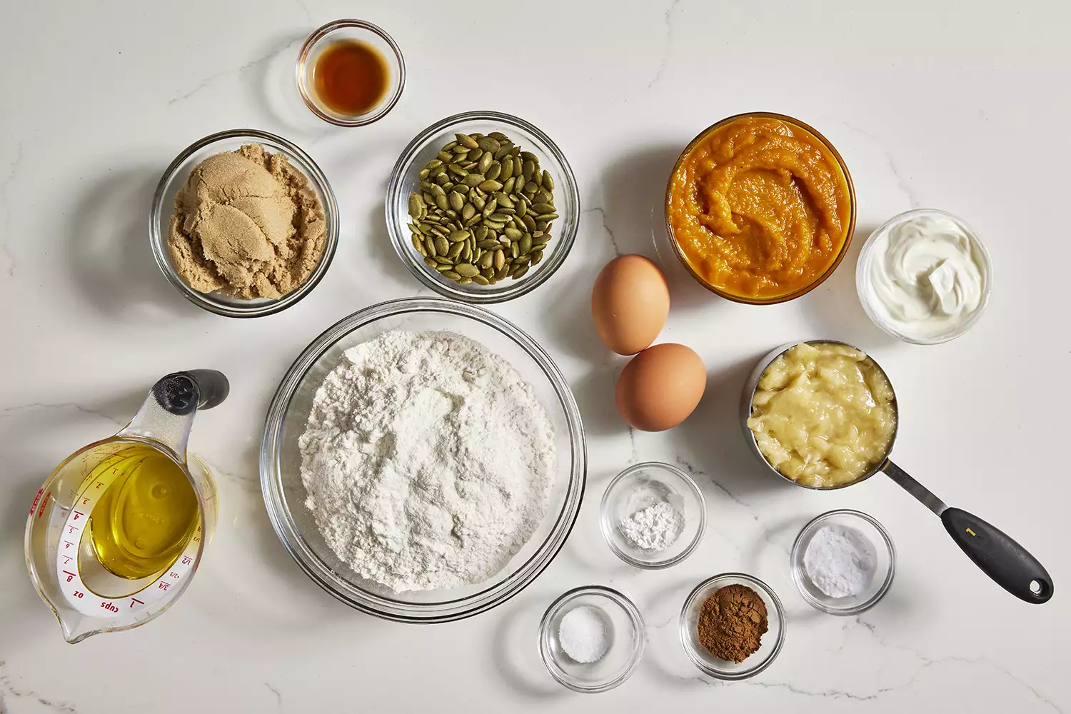 ingredientes de pão de banana com abóbora reunidos