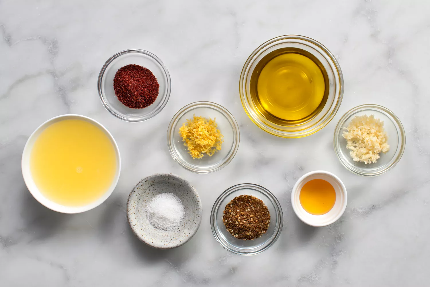 ingredientes do molho para salada de frango do tiktok reunidos