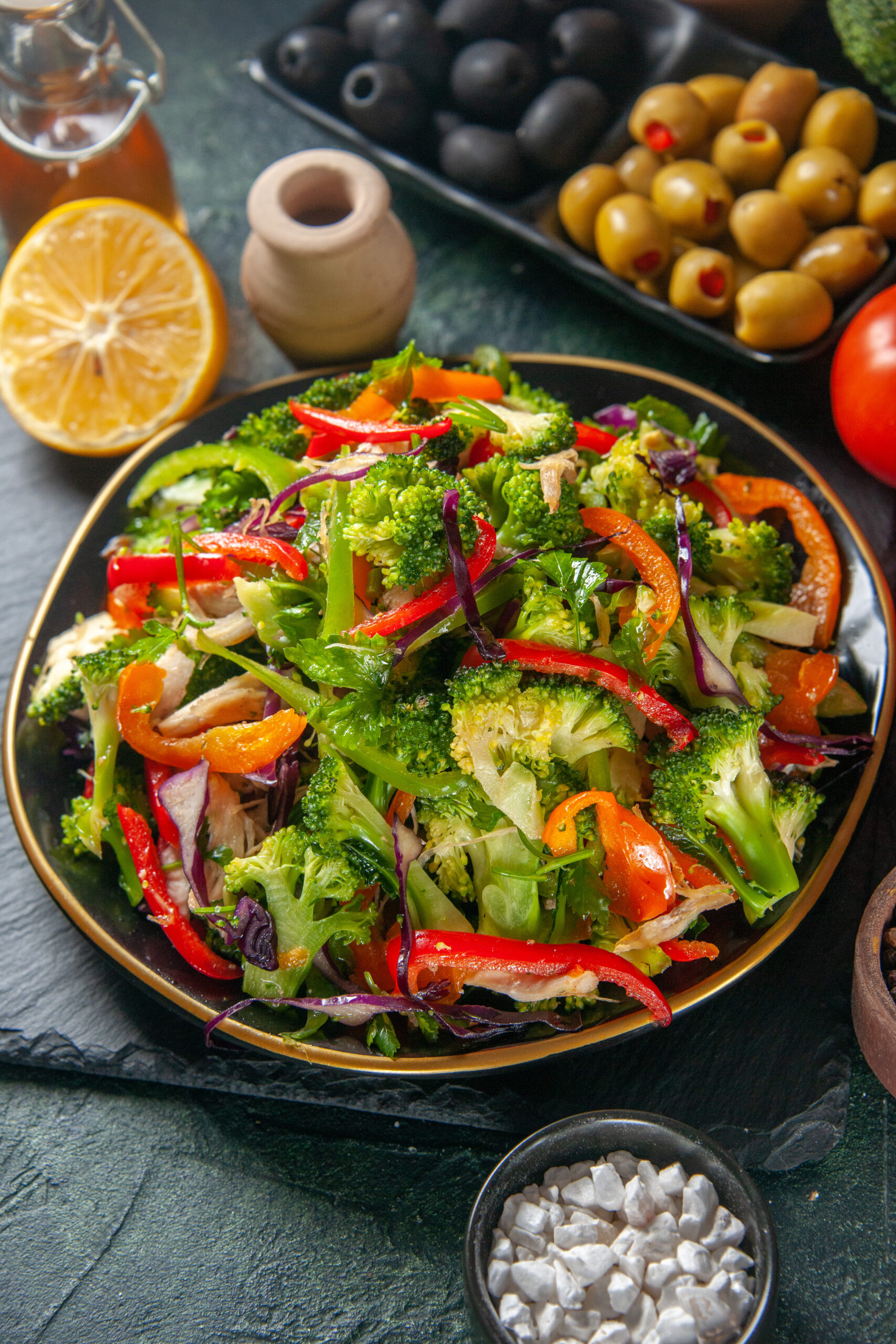 vue-rapprochee-avant-de-la-salade-vegetalienne-avec-des-ingredients-frais-dans-une-assiette-sur-un-tableau-noir